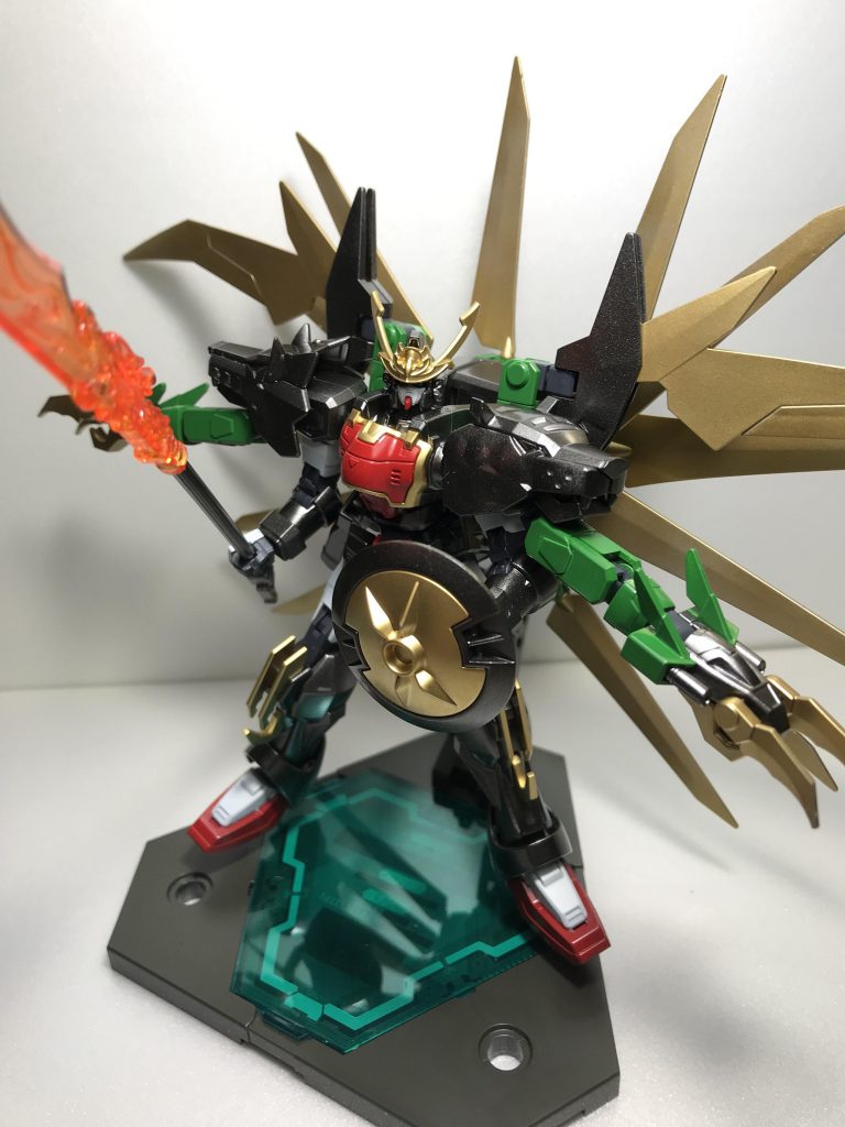 薙刀はBB戦士三国伝の関羽ガンダムより。試しに持たせたらサイズ感もピッタリだったので、クリアレッドを塗って完成。