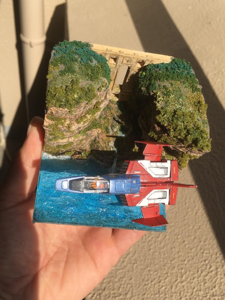 橋が遠くにあるように見せたかったので、
色彩遠近法(寒色は遠くに見える)を使い、遠くの緑は寒色
近くは暖色にしてみました。
効果があればいいのですが...