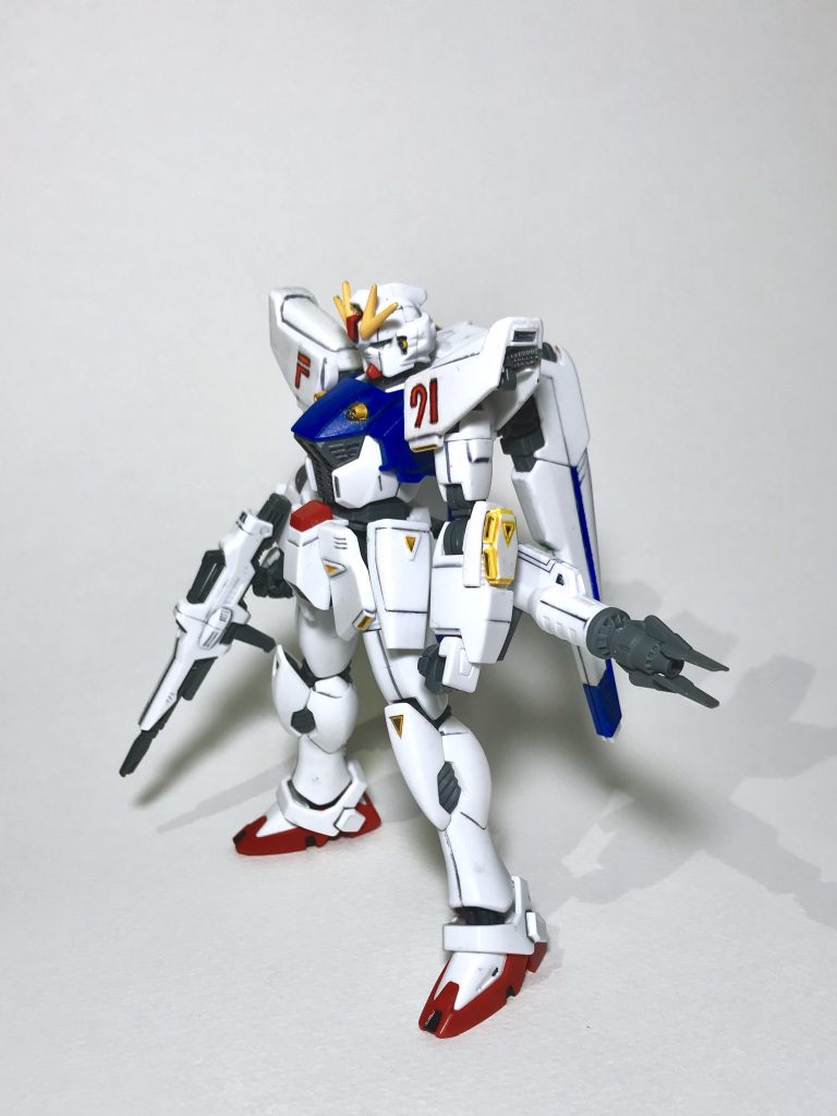 シールは一切使わず、ガンダムマーカーで塗装しました。なので、所々雑な部分もあったりします(汗)