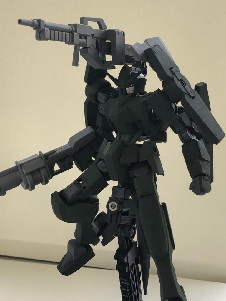 ## 補助装備:サブアーム
バックパック上部に接続されるサブアーム。
阿頼耶識を通じて操作する為、フレキシブルに動かせる。予備弾倉を持ってマニピュレーターへ運んだり、精密な射撃は行えないものの近接戦闘で不意を突くような攻撃もできる。ライフル用ラックでもある。