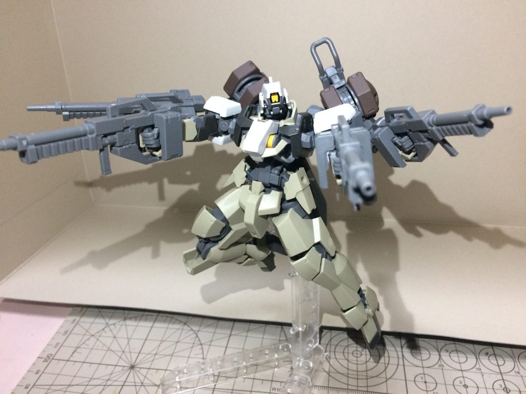 サブアームのライフルが正規品なのはグレイズのカメラだとロングライフルによる一斉精密射撃が難しいからという考察。
依ってロングライフルはメインアームに一丁だけ