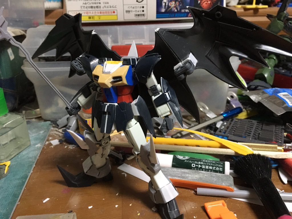 ギャーっ首がー！
塗装の関係でひとまず首なしになりました（汗）胴体部分は更に削り込み、納得の行く形に出来ました。ダクトの部分は、彫刻刀で掘りこみ、(文字通り掘りこみました…)調整の後、HGデスサイズヘルのダクトを収まるように削り込み、貼り付け、隙間をパテで埋め込み削り込みの繰り返しです。
襟の部分はプラ板で自作しました
あとは、気になる部分をプラ板で蓋をし続ける作業の繰り返しです。