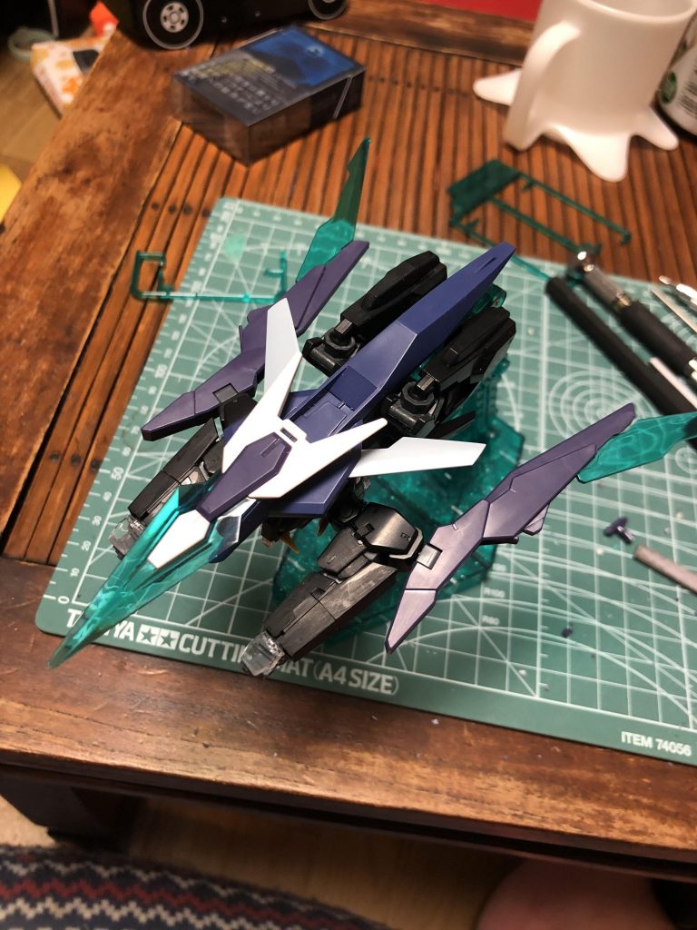 塗装前、このままでもいいかなぁ〜とか思ったり。
飛行形態でやや迷走してました。
フラッグみたいな腕を前に出すようなのも考えましたがボツ。
腕パーツ差し替えなしもボツ。