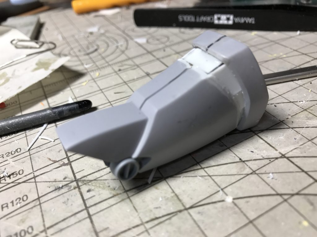 ストーンとした脚にしたくて、スネ部分を延長しました。