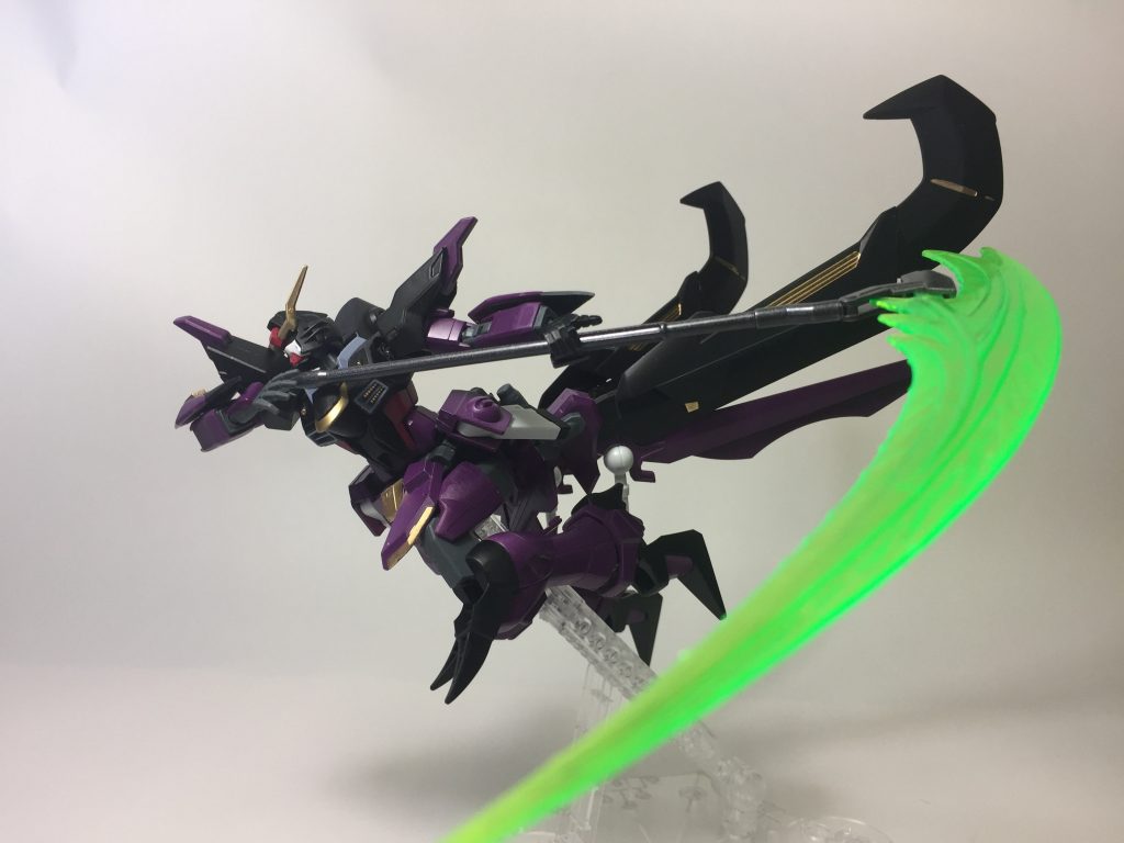 斬りかかり。
マギーさん作中での戦闘描写は少ないですが、マスダイバー殲滅戦では銃火器を使わずに敵を倒していたり、接近戦特化のジーエンアルトロンを何度も倒していたりと、この人銃火器必要ないのでは？
と思いこの形にしました。