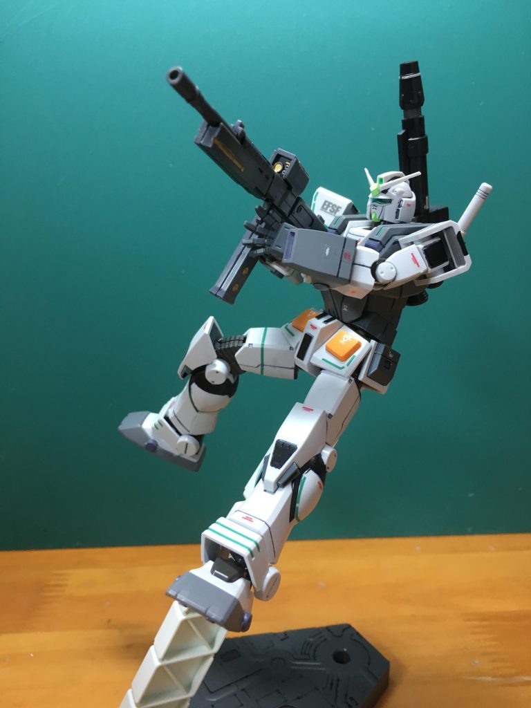 　キット付属の手首とは成型色が異なりますが「次元ビルドナックルズ(角)」Mサイズを使用し握り拳と平手を用意。