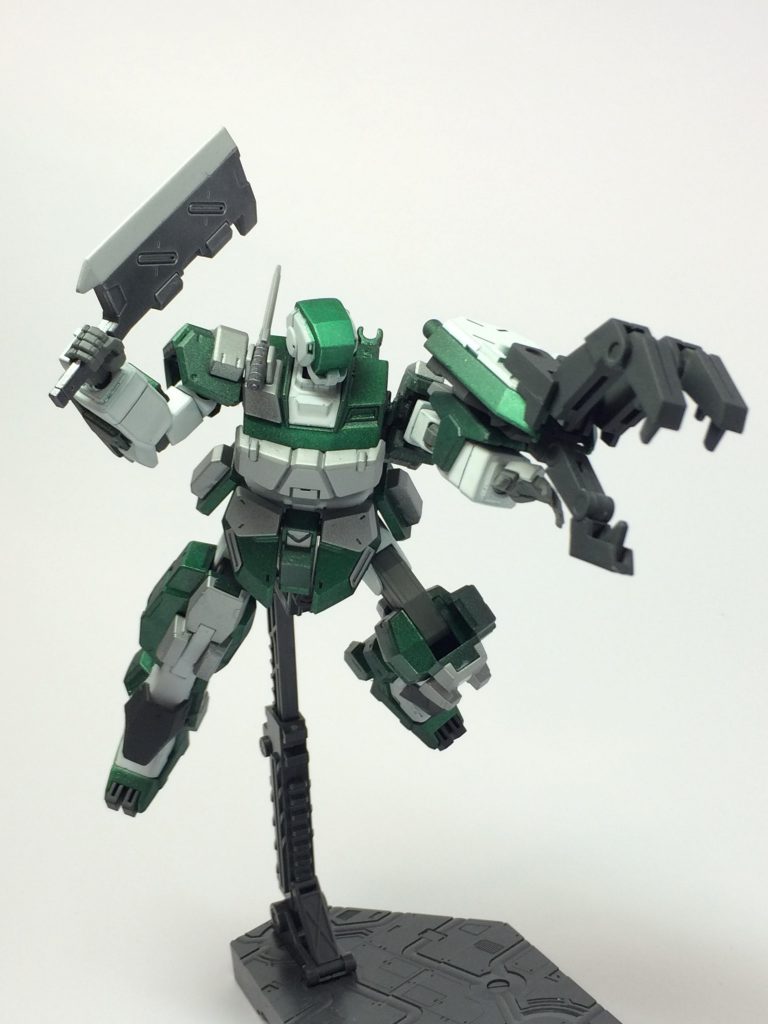 左腕に装着されているのは可変式盾のクローシールド
近接戦闘を仕掛けてきた敵を掴み粉砕する