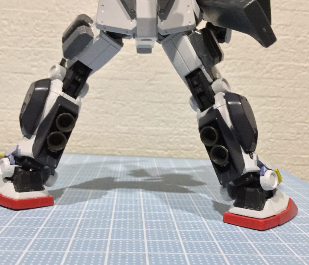 脚部にバーニアとスラスターを増設。機動性の向上を図る。