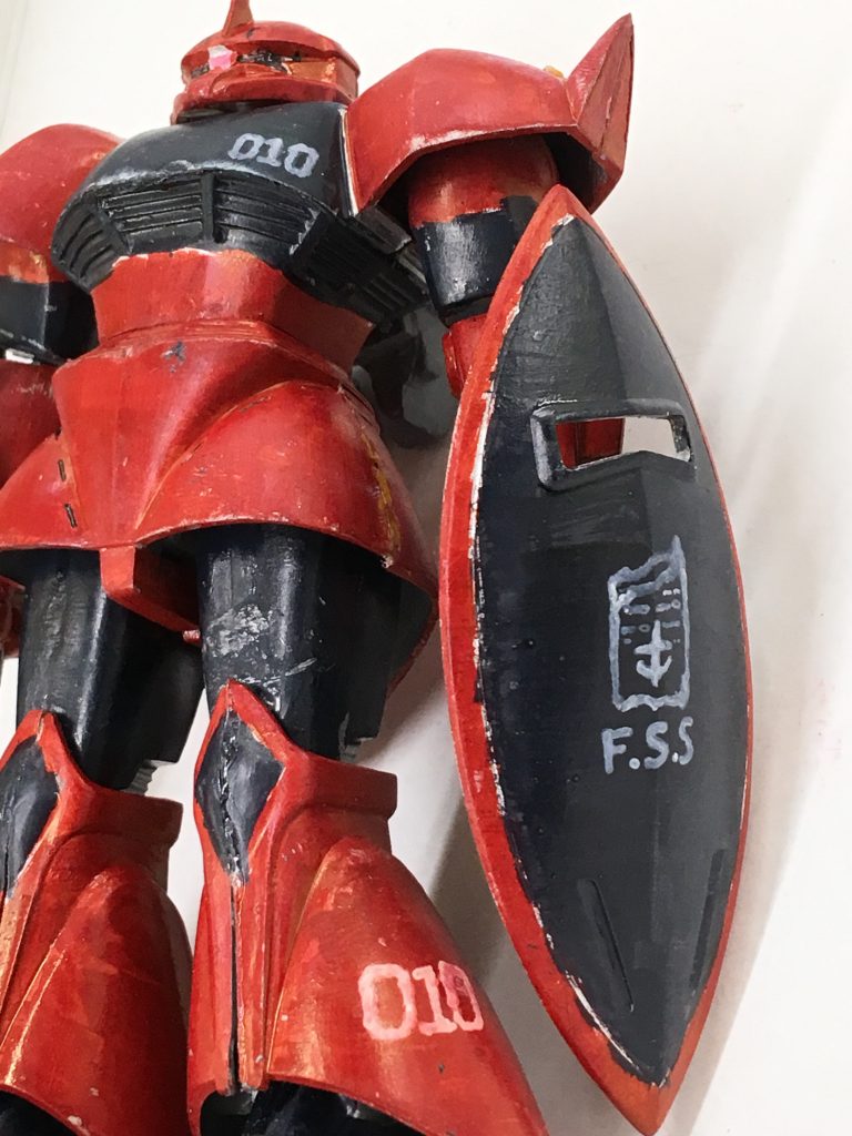 レッド・ウェイライン搭乗機ということで、ジオンマークはなしです。