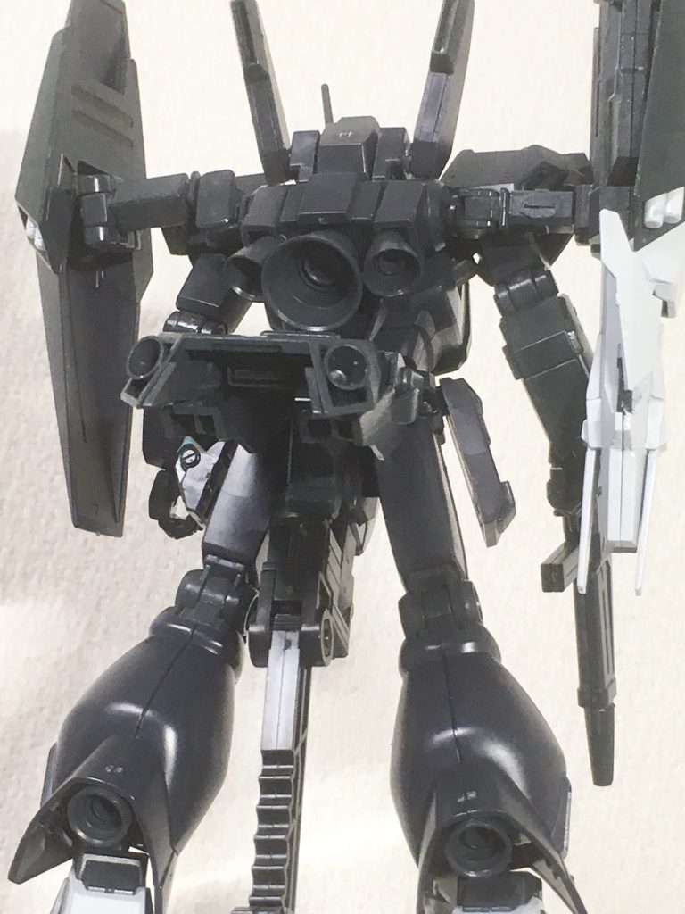 リアスカートにはトワイライトアクシズでのシャア専用ザクⅢ改からアイデアを得て作った増加スラスターを増設してます。

ビルドブースターMk-Ⅱのコアポッドの伸びてる対のパーツを使い、コの字の真ん中の棒を切り詰めて接着して短くし、ジェガンのシールド上半分のを載せて補強。
可動出来るようにジェガンのフロントアーマーの股間パーツを使ってリアアーマー風にしてます。

設定としてビームランチャー装備した分のカウンターウェイトの２つのシールドも追加されて機体重量が増した為に、推力増加策として現場で考案された新装備。
ジェガンのシールドを流用してるので防御性能は高く、バーニア・スラスター内蔵で機動力も上がってます。