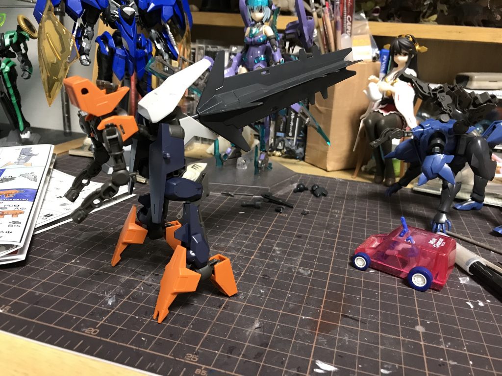 製作初期
この時は確かラプトル型作ろうとしてたような…
しかしユーゴーの逆関節を恐竜脚に見立てるアイデアと、超大型メイスを尻尾に見立てるアイデアは作品に継承されています