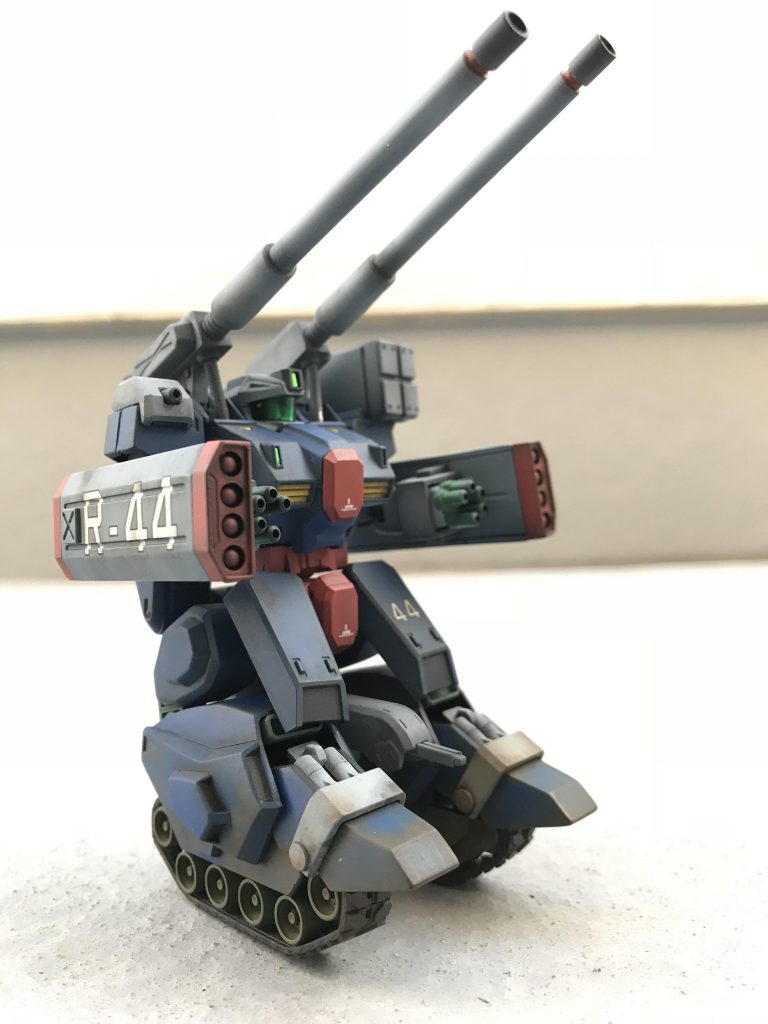 腰のアーマーはボールデンアームアームズのパーツを使って延長、タンク時に下半身が三角になるように意識しました。
タンク時の手首はガトリングの一部を切って五本指にしています。