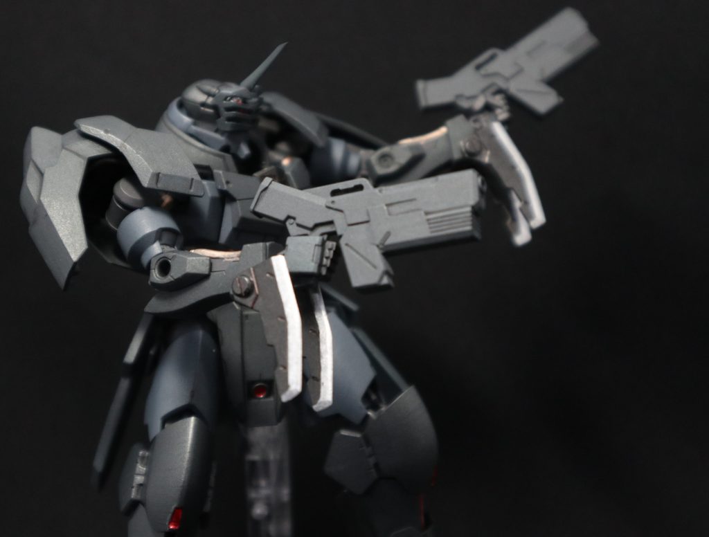 両腕部のブレードを展開