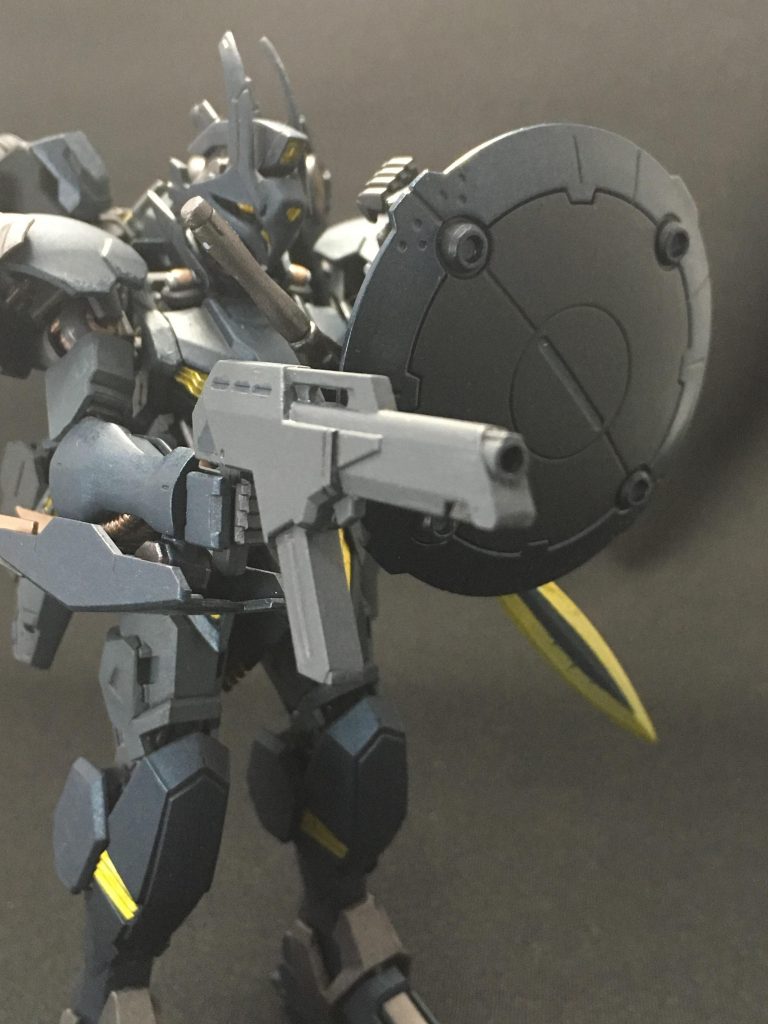 JEE-205 130㎜アサルトライフルを構えて。ショートバレルにし、取り回し易さを向上している。右足脛外側にネオジムで懸架可能にしています。