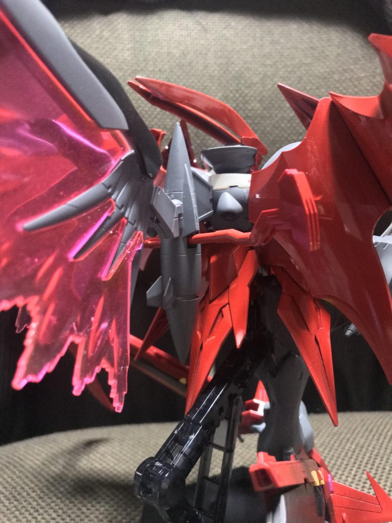 脱出ポッドの縁(羽)を無くしてしまったので、穴をビームシザースのマウントポジションとして使っています。