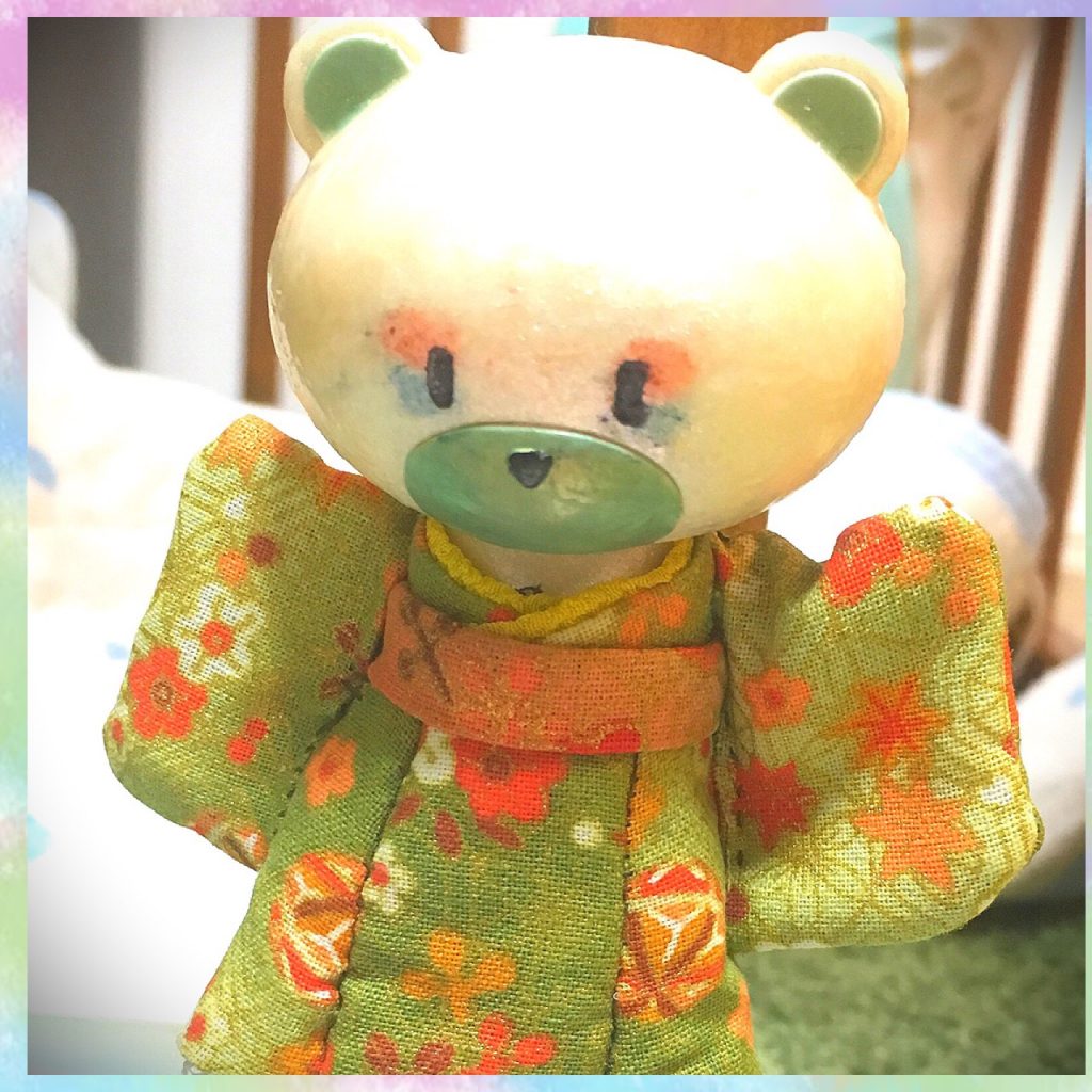 白のプチッガイに、
100均一のピンクホワイトマニキュアと、モスグリーンのマニキュアを塗りました。
目の周りのメイクは自分のアイシャドウです。

服は、セリアのちりめん布2種類と、家にあった黄色のちりめん布をチラ見せ用に使用しています。

着物風ですが、裾部分はスカートになっています。
もう少しフリフリする予定でしたが、落ち着いた仕上がりになりました。
一応、裾にレースが付いています。

いつか本気の着物を作ってみたいです^_^