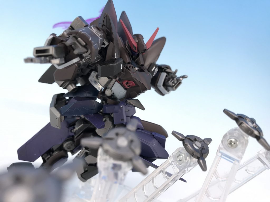 ## トラップ・シュリケン
オンミツの手裏剣は特別製になっている。
着弾するとワイヤーナイフを射出して、そこら中を鋼鉄の糸だらけにしてしまうのだ。