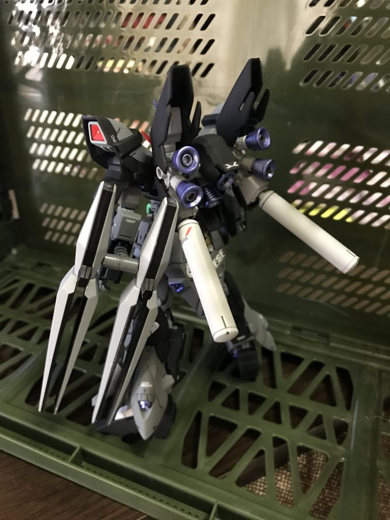 バックパックはシナンジュスタインから奪取。
サイコプレートはボツ、おおよそ人間が搭乗し操縦は無理だろう超高機動仕様を強化人間マサキ.ハヤトが難なく乗りこなすという妄想であります✨