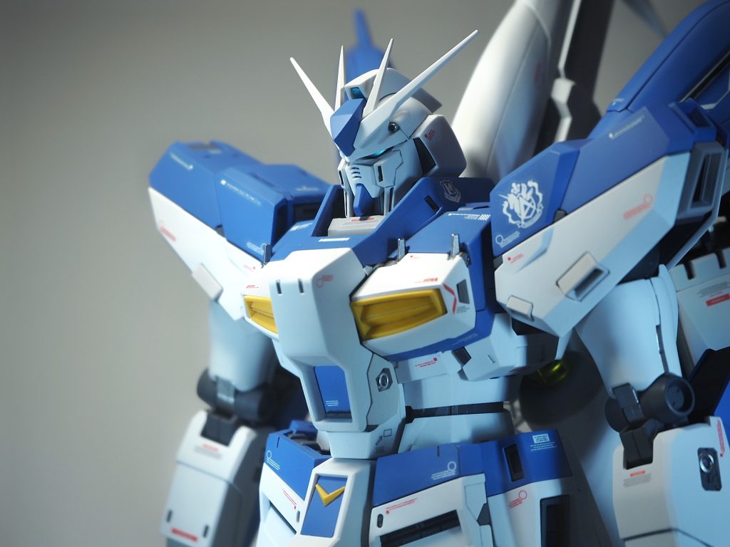 カメラアイですが、Hi-νは青っぽい方が似合うのでは?ってことで、ガイアのミラークロームの上から、蛍光カラーのブルーグリーンで塗装しました。
LEDユニットも考えたのですが、電池切れしたら面倒なので、見送りました。