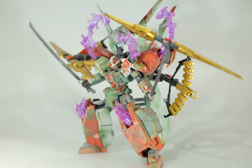 紫の粒子を効果的に運用するためには敵機に密着することが何よりであり、

密着時に効果を発揮するのが多腕という特性である。