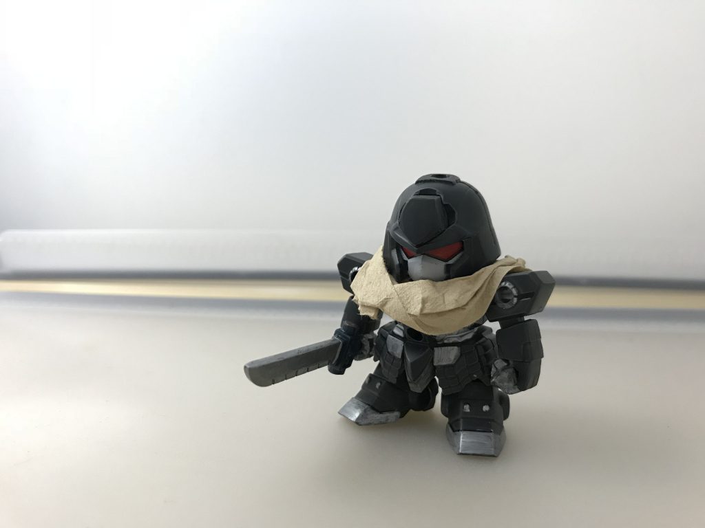 武装はガシャプラの刀と百均のピックを短く切って作ったクナイです。
マフラーはコーヒーフィルターを使って作りました。