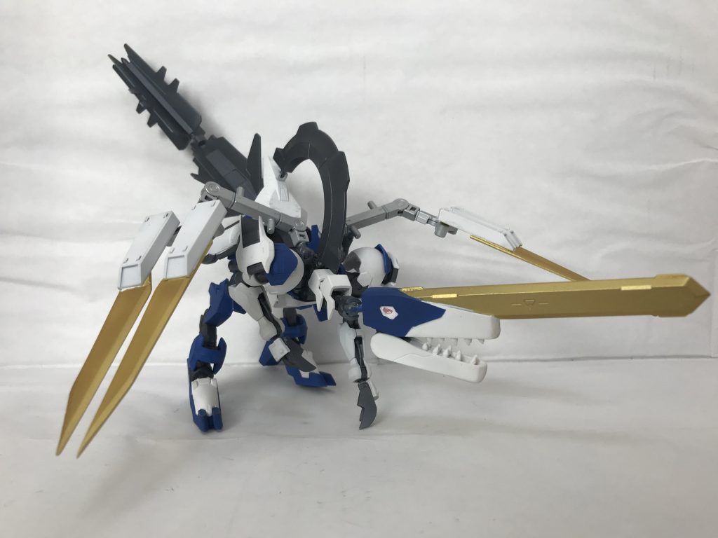 背部にマウントしたブレードアームユニットは展開することで通常時とはまた違った顔を見せてくれます