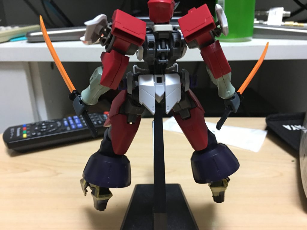 塗装前、腕だけ変わってますが、そのままではガンダムフレームが刃-Xの肩に接続できなかったので長さを詰める作業をしました。