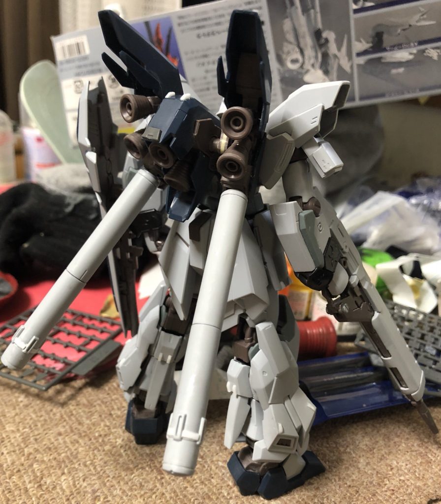 バックパックにもプラ材やディテアップパーツを、プロペラントタンクは塗りやすくするためにプラ材を、脚にもプラ材をペタペタ