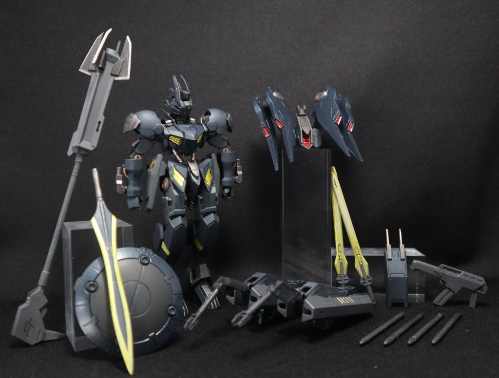 まずはスタティックディスプレー。武装盛りました。
―基本装備は、ラウンドシールドとグラディスソードの剣闘士スタイル。
―長柄武器は、バトルメイス(柄が伸縮し、間合いの調整が可能)。
―サブウェポンにツインソード(バエルソードの鍔無し)。
―右腕にバックラーシールド(2本のネイルを装備)。
―射撃武装は、JEE-205 130㎜アサルトライフル(ショートバレル仕様)。右足脛部に懸架可能。
―また2つのバックパックオプションがあり、通常戦闘時に使用する4つのスラスターを有する機動性重視の4枚羽のバックパックと、厄祭戦時に開発された対MA用ダインスレイブを片側2門、計4門装備するオプション装備を持つ。