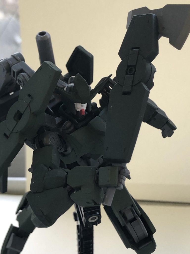 ## 武装3:シールドアックス
破損して放棄されていたグレイズのバトルアックスとブースターパーツを再利用したもの。
本来のバトルアックスよりもリーチが長いほか、グリップが回転するので実際より長く伸ばせる。
右肩にも装備可能ではあるが、そちらにはシールドがあるのとすぐに手に持てるようにと左肩に装備している。