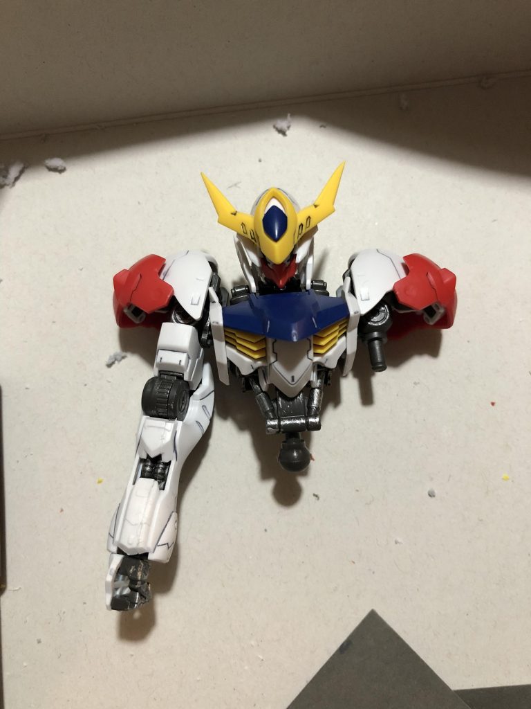 肩の赤い部分がくり抜きで、鉄華団マークが出るのが良いですね！