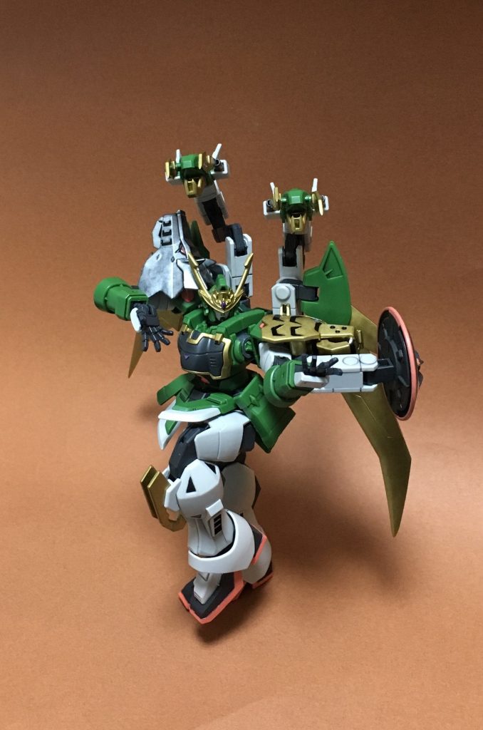 ※タイガくんも愛するGガンダムより、流派東方不敗のポーズ
改善点①:配色
タイガくんの性質を現したデザインゆえか、
使用色や塗り分けなどがちょっと武骨すぎるかなと。
赤系の色の追加と、手甲や胸のワンポイントなどの
塗り分けを追加しました。赤は他が渋めな色なので、
明るめのクレオス ルビーオレンジを使用しました。
もう少しオレンジっぽい色をイメージしていましたが、
これはこれで良いかなと思います。