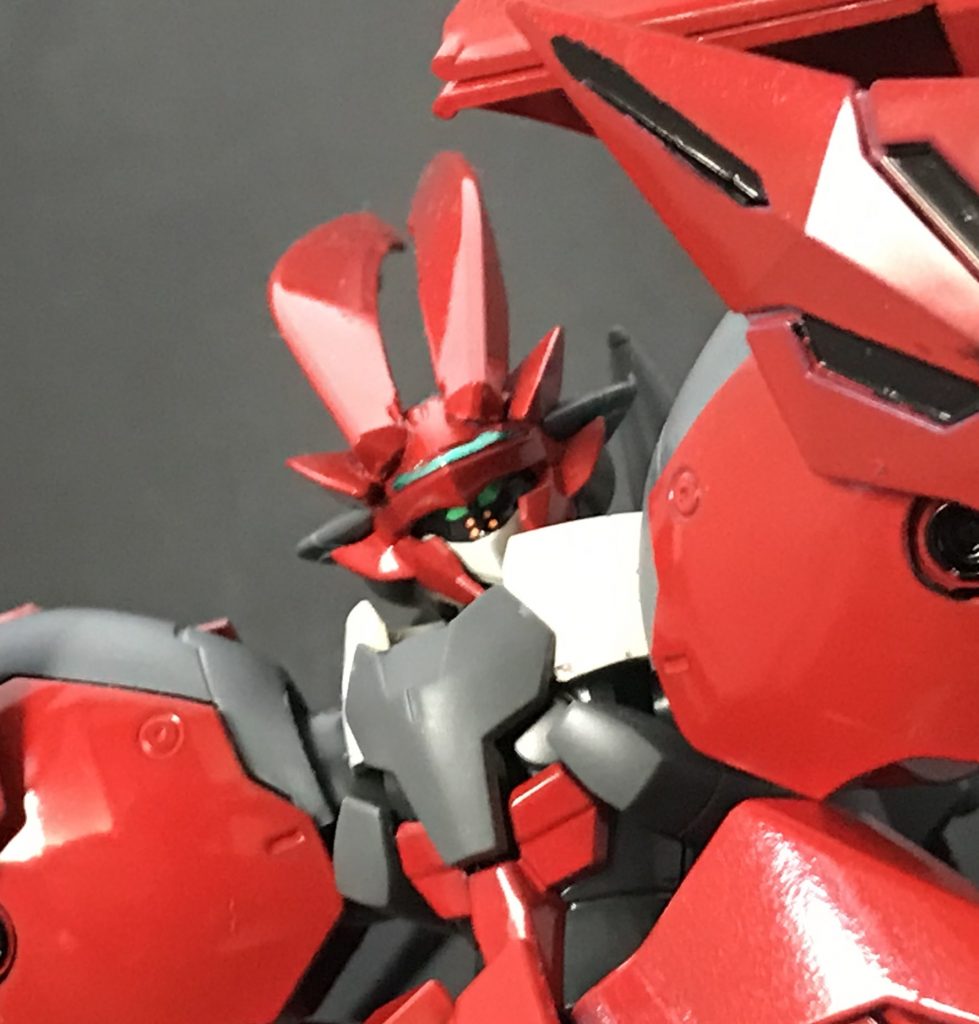 工程というほどのものでもないですが、ツノは脱出ポッドの縁を使っています。接着剤です。目はエルフブルックのホイルシールを少し切って貼りました。