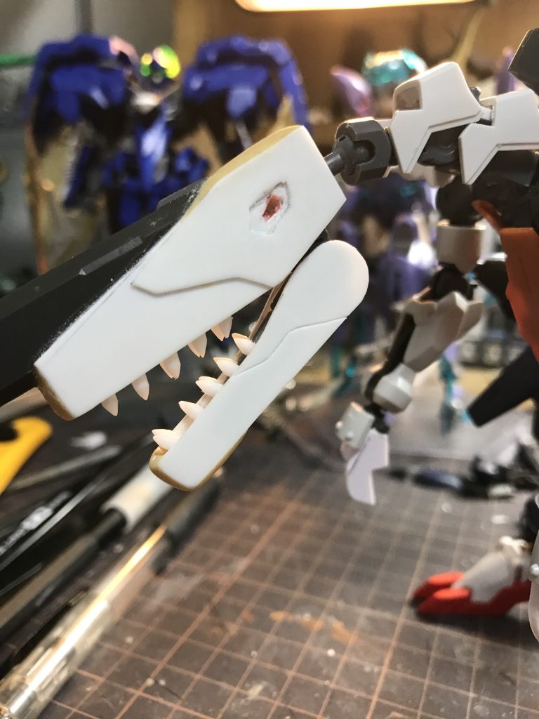 頭部
ソードメイスの厚みが丁度よかったもんで、ソードメイスの両側にプラ板貼り付けて頭部を形成しています
アクセントになって良いでしょう?