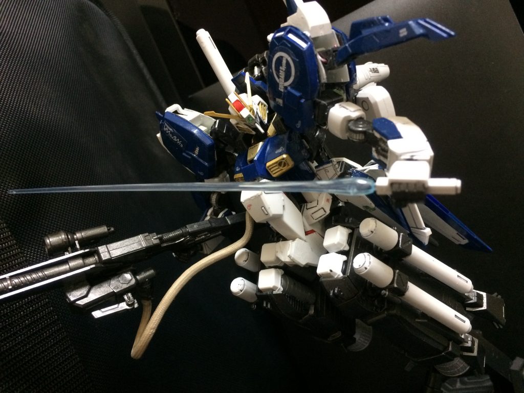 ●ビームサーベル
携帯してません。携帯してませんが、持つとこんな感じになるんです。
おそらく、この形態でビームサーベル持っている写真は世の中に出回ってないんじゃないでしょうか?