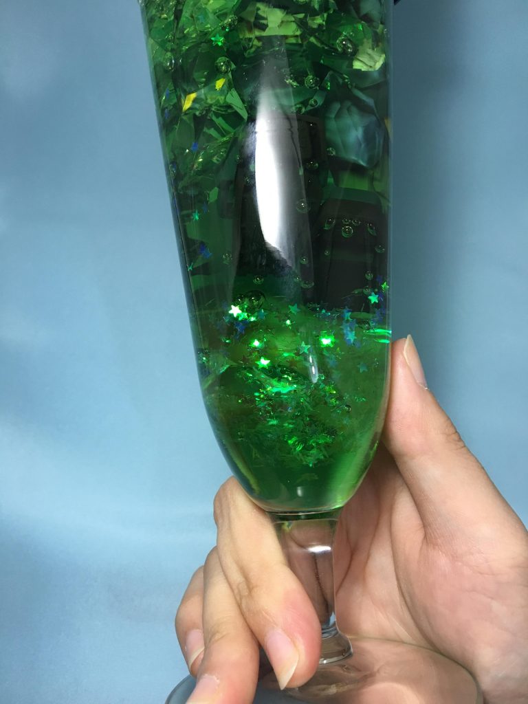 下はこんな感じの足つきグラスです。
指が白くなる程度には重たいです。