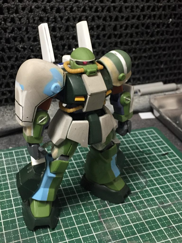 表面処理やら擦り合わせをしてこんな風に…旧ザクのショルダーアーマーにハイザックから持ってきたボルト？パーツを貼り付けてそれらしく．違和感がなくってよかった(*´∀｀)-３