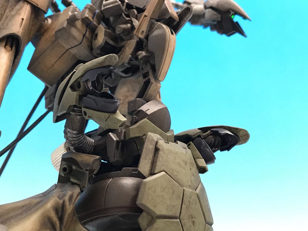 腰にはダナジン頭を模った謎の吐出口が。