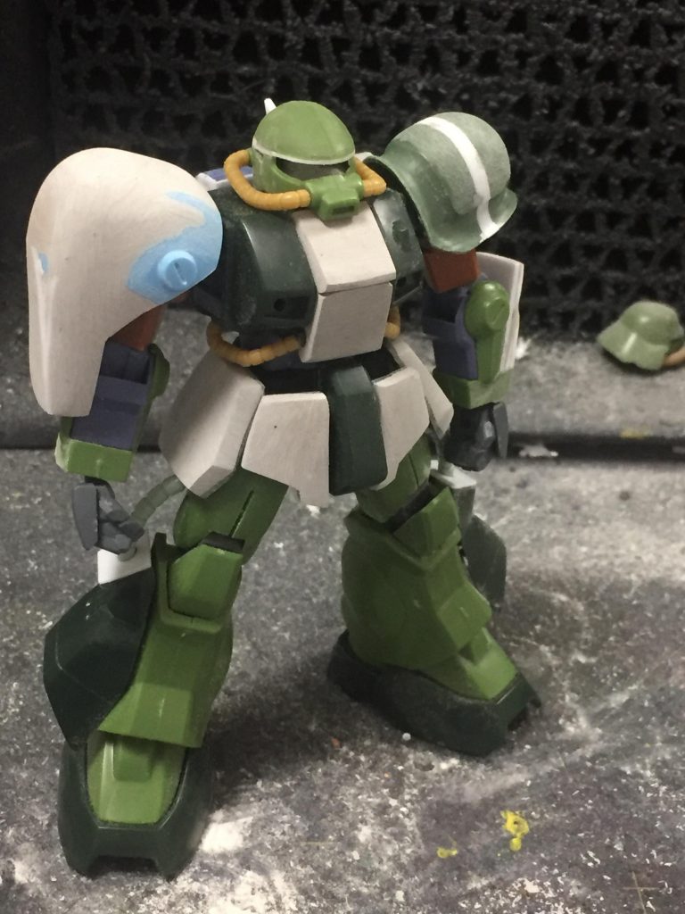 この辺りで必要パーツが揃ったので紹介を
ベース:hgucハイザック
肩:hgucザクⅡ 装甲は旧ザクとアイザックから
バックパック:hguc旧ザクとWAVEタンクをカットして使用
脚部パイプ:hgucザクⅡ
関節:肩の引き出しにボルアム 腰の捻りにも
その他加工はパテとプラ板 です(`･ω･´)