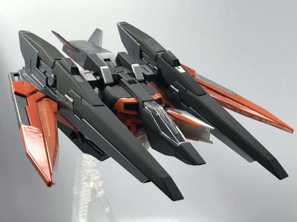 当然飛行形態にも差し替えなしで変形出来ます!!!
キュリオスの胸部がハルートの飛行形態時にパーツが干渉したのでヤスリで削り、干渉しないようにしました。