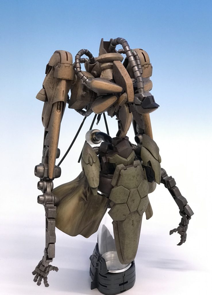 というわけで、通常形態の立ち姿がこちら。
どこからどう見てもグレイズ…という冗談はさておき、ちょっとホラー気味なイメージで製作してあります。
胸部は肋骨のイメージでパーツ配置していたり。