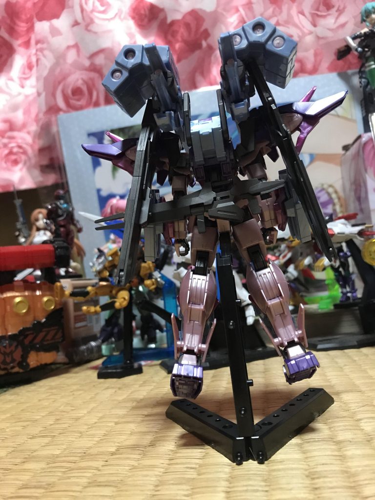 背面になります。後ろから見ると装備している武器が全部見えるのですごく重装備見たくなってます。(語彙力)