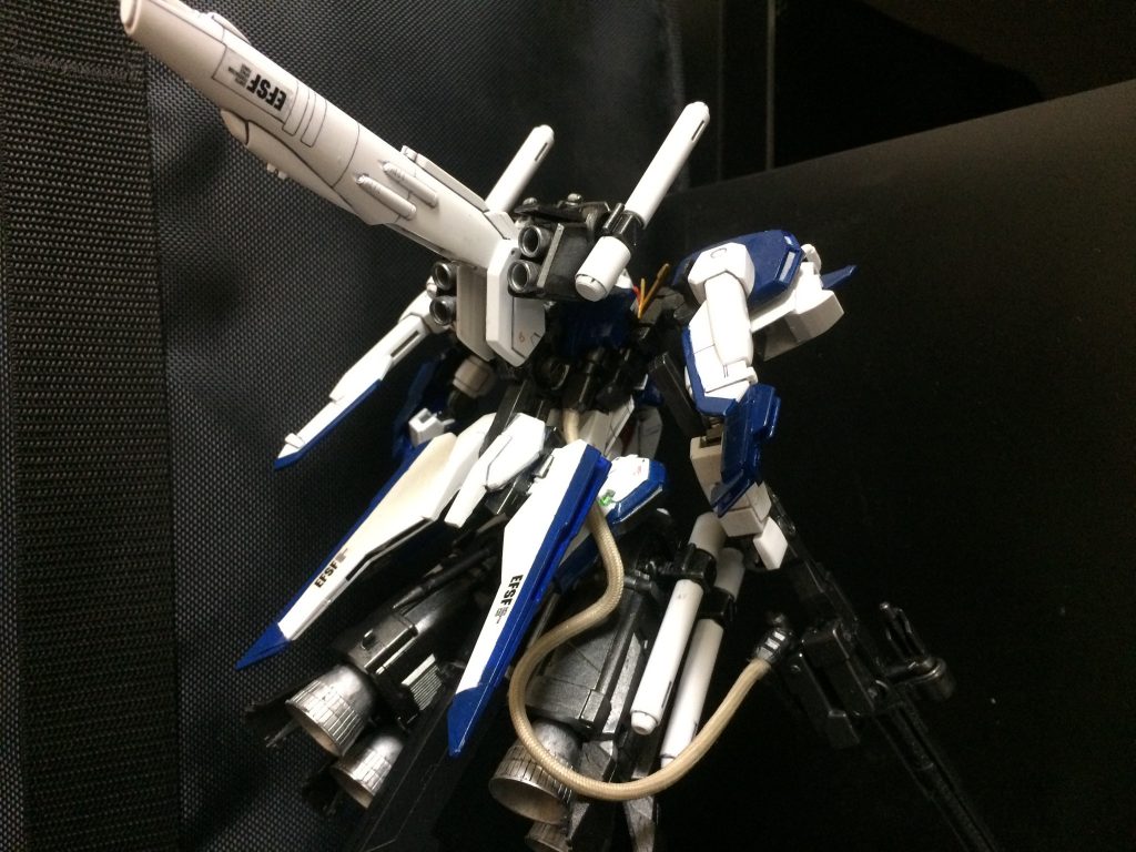 その為、本来であれば10Gに及ぶ出力を得るはずが、7Gの出力に抑えられてしまっているが気にしない。
殆どMAに近い特性な為、AMBAC行動こそとれるが旋回や回避行動は極端に困難になる。 特に前方からの攻撃を受けると相対速度によりダメージが大きくなり、ニューディサイズ紛争の際には被弾したダメージも大きかった。その為の対策として、コクピット周りに追加装甲を装備している。