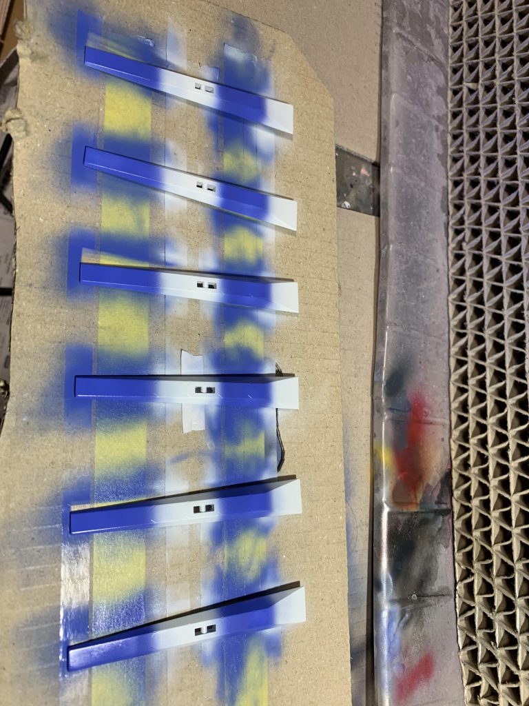 フィンファンネルのグラデですが、多分この塗り方が一番やりやすいかな?と思います。
パーツ本体に直接マスキングすると、グラデの境界線がくっきりと出てしまうので、パーツの下にマスキングテープでグラデのガイドを作り塗装すると、各パーツ均等にグラデが出来るかと思います。
ちなみに自分は3回ほどやり直しました(・3・)