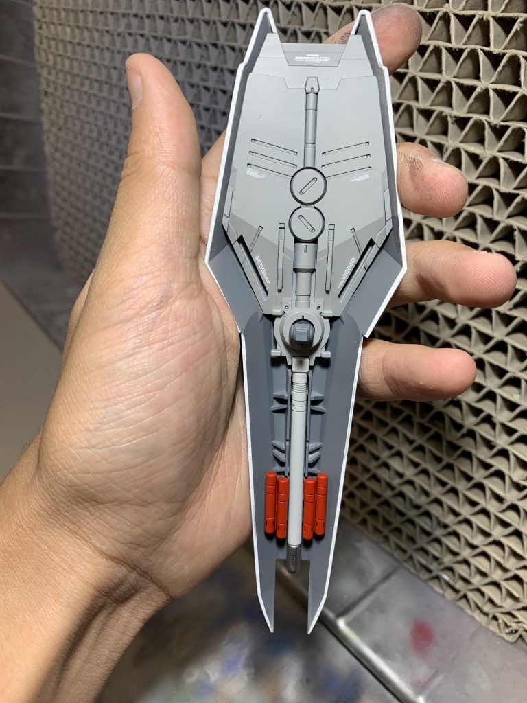 シールド裏は2色のグレーを使用して塗り分けました。