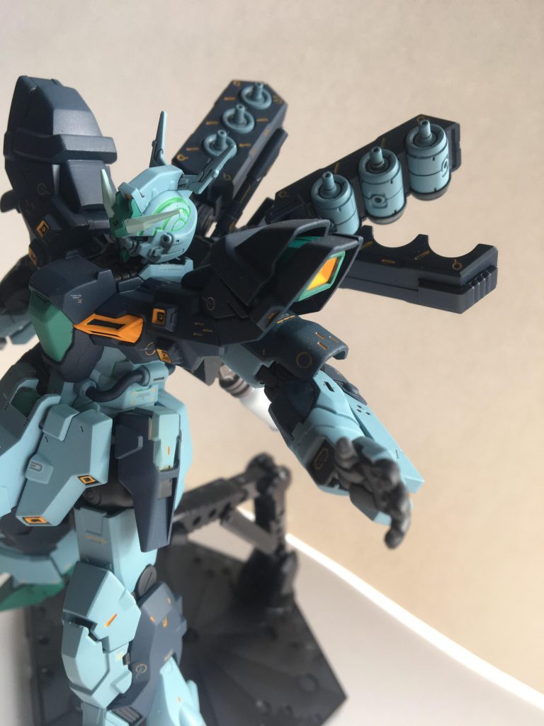 ビルダーズパーツのファンネルを使いました。ジョイントはユニコーンの腕の関節を使ってます。