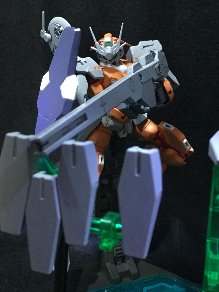 シールドビットは腰部太陽炉に5基搭載。攻撃を『ガード』するだけでなく、角度を変え、攻撃を『パリィ』する運用もされる。大半の制御は背部レドームによって行われ、逆に言えばそれが一番の弱点でもある。