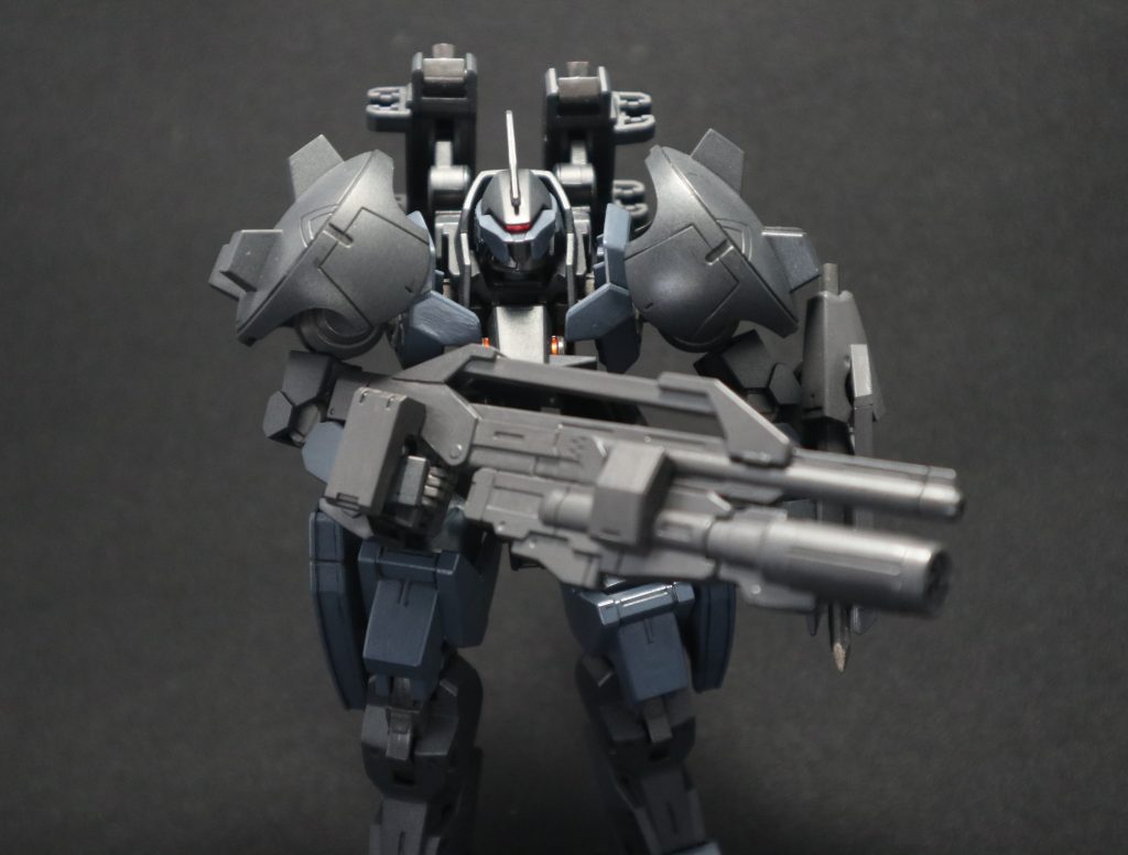 4連ランチャー装備の190㎜ライフルを構えて