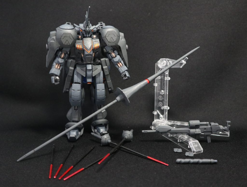 スタティックディスプレー。武装はグングニール改、バーストサーベルx2+サーベル部分x6、ライフルx1、スラッシュディスク(肩アーマー内)。
グングニール改は、2段階の攻撃ができるようになっており、槍の中段(赤い帯)部分から穂先が外れ、外れたところからドリル型の穂先がでる仕組みを組み込んでいる。