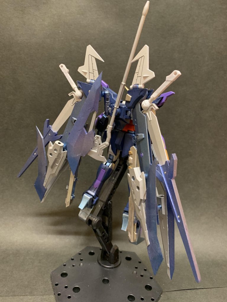 リアビュー(駐機状態)。元と同じように武器を背中に懸架できます。